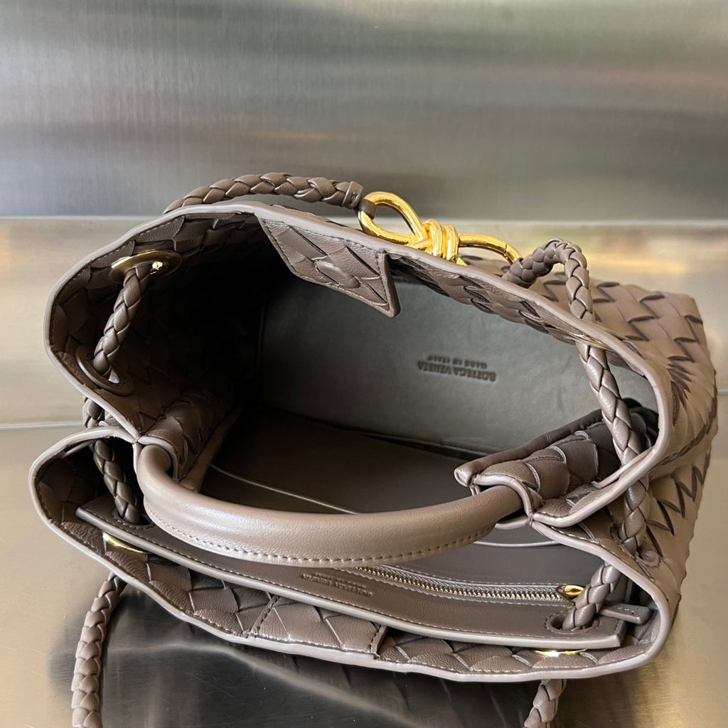 BOTTEGA VENETA SMALL ANDIAMO 25CM CHOCOLATE LAMBSKIN