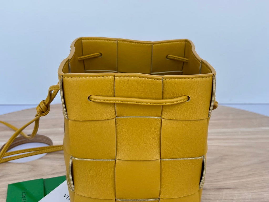 BOTTEGA VENETA SMALL CASSETTE BUCKET 18 IN MERIGOLD CALFSKIN