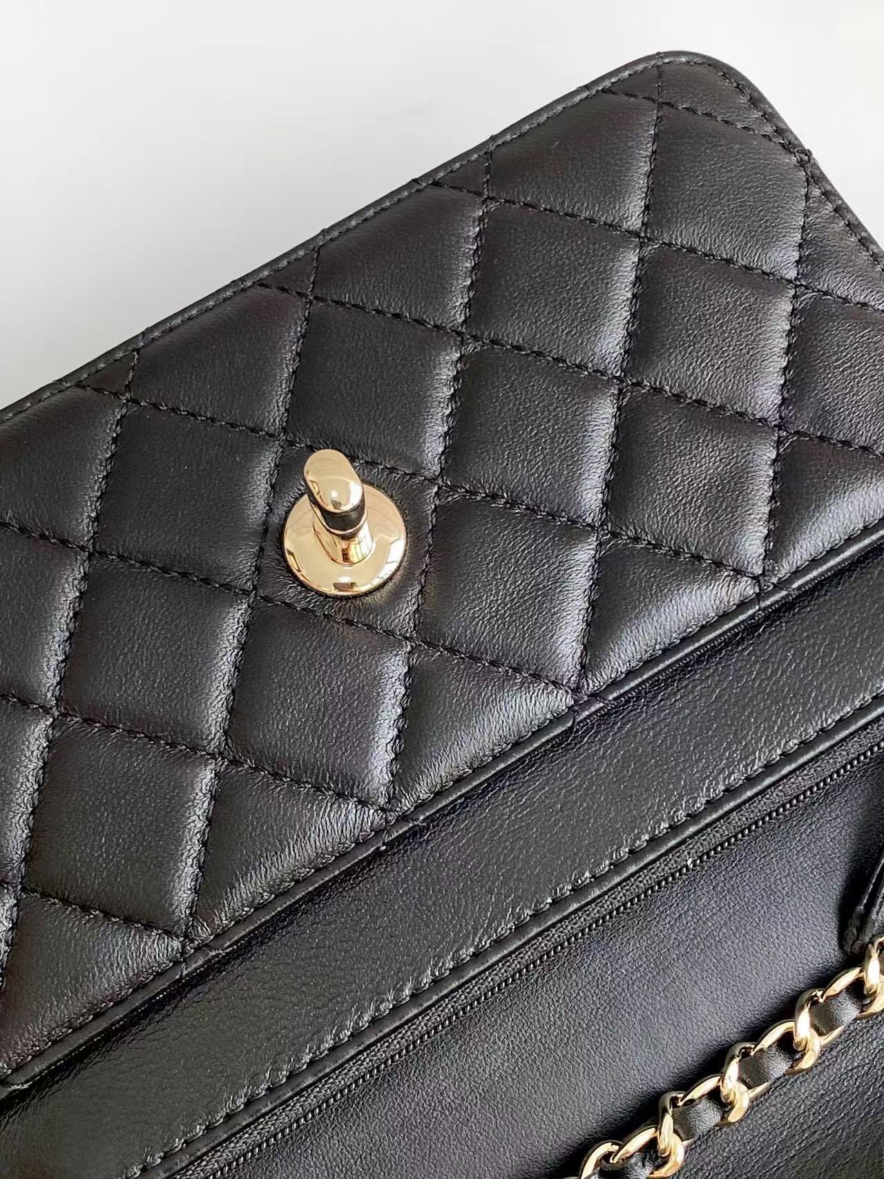CHANEL FLAP BAG 19 IN BLACK CALFSKIN GOLD HARDWARE