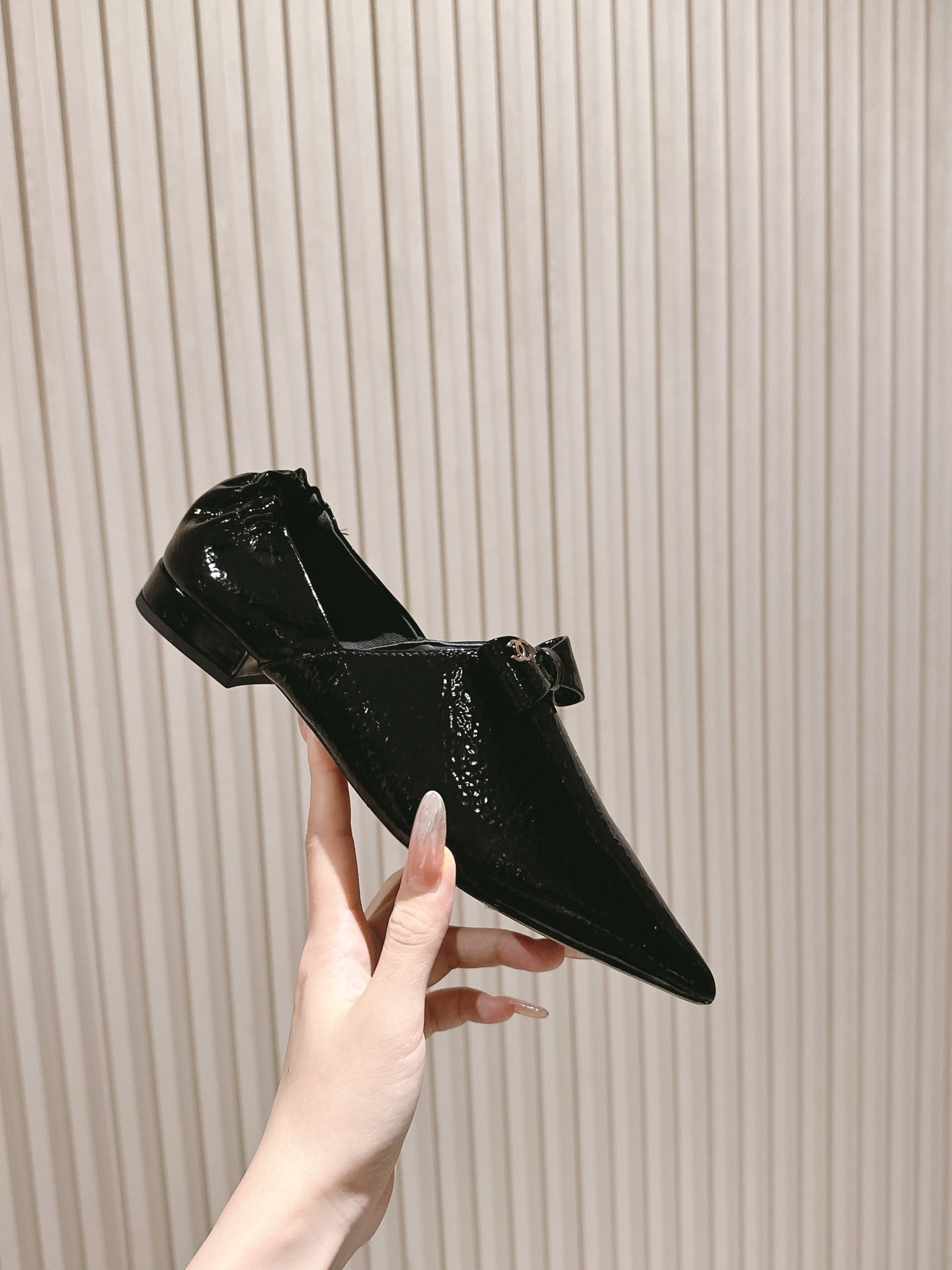 CHANEL FLATS 25S IN BLACK PATENT LEATHER