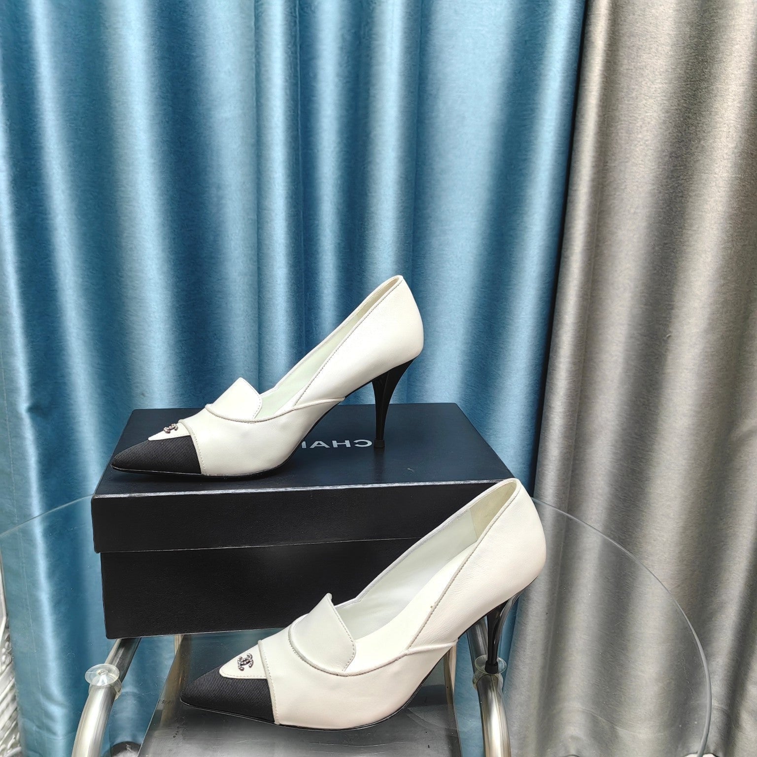CHANEL HIGH HEELS IN WHITE MIX BLACK SHEEPSKIN