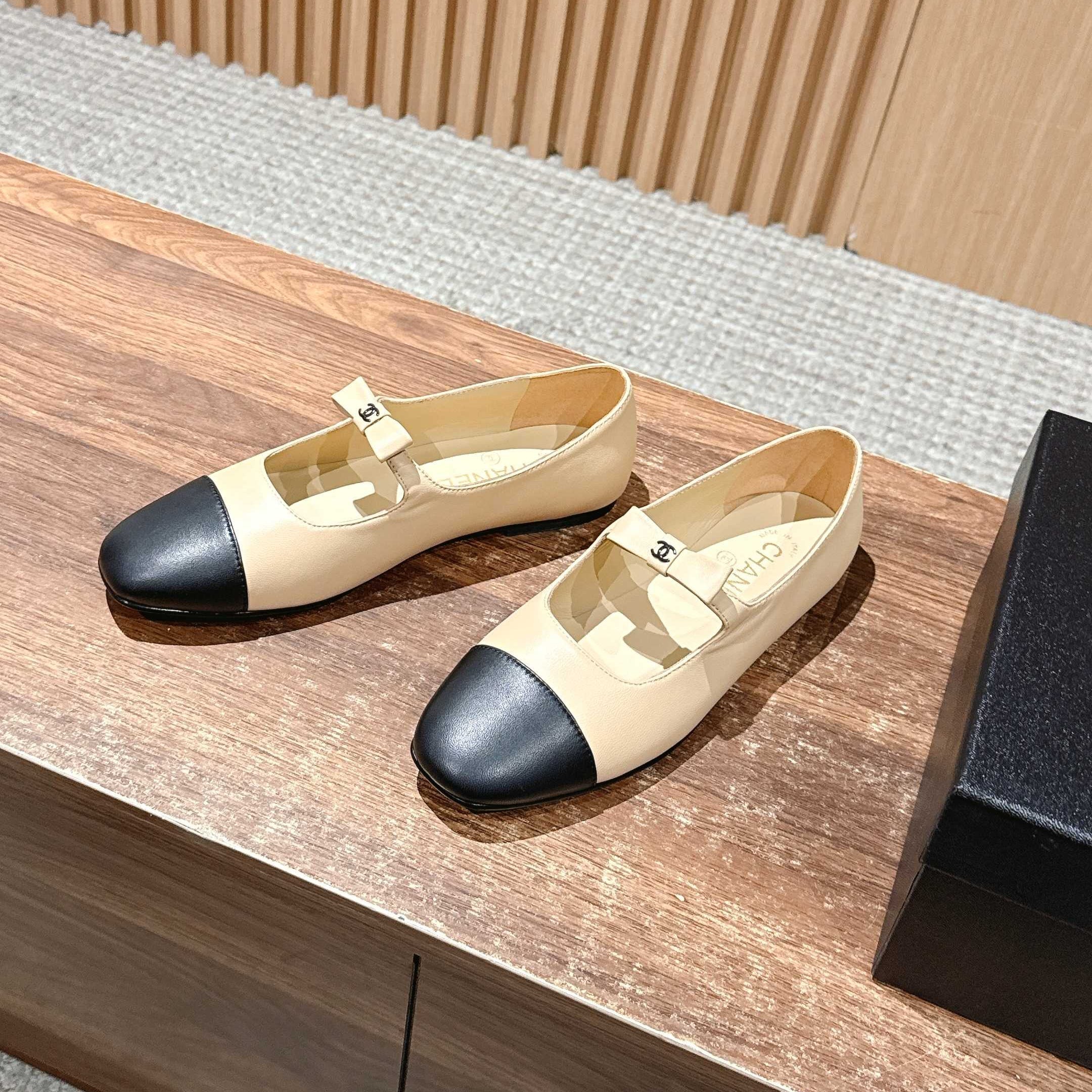 CHANEL 25S BALLET MARY JANES BEIGE AND BLACK IN CALFSKIN