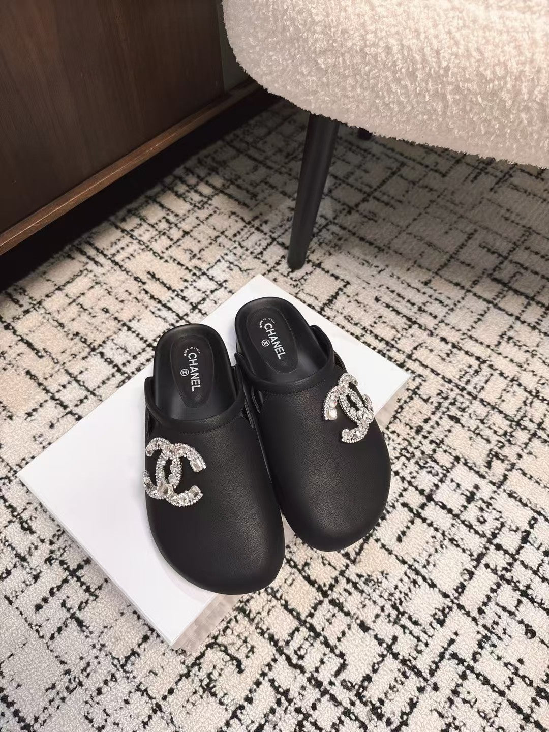 CHANEL FLAT MULES IN BLACK CALFSKIN