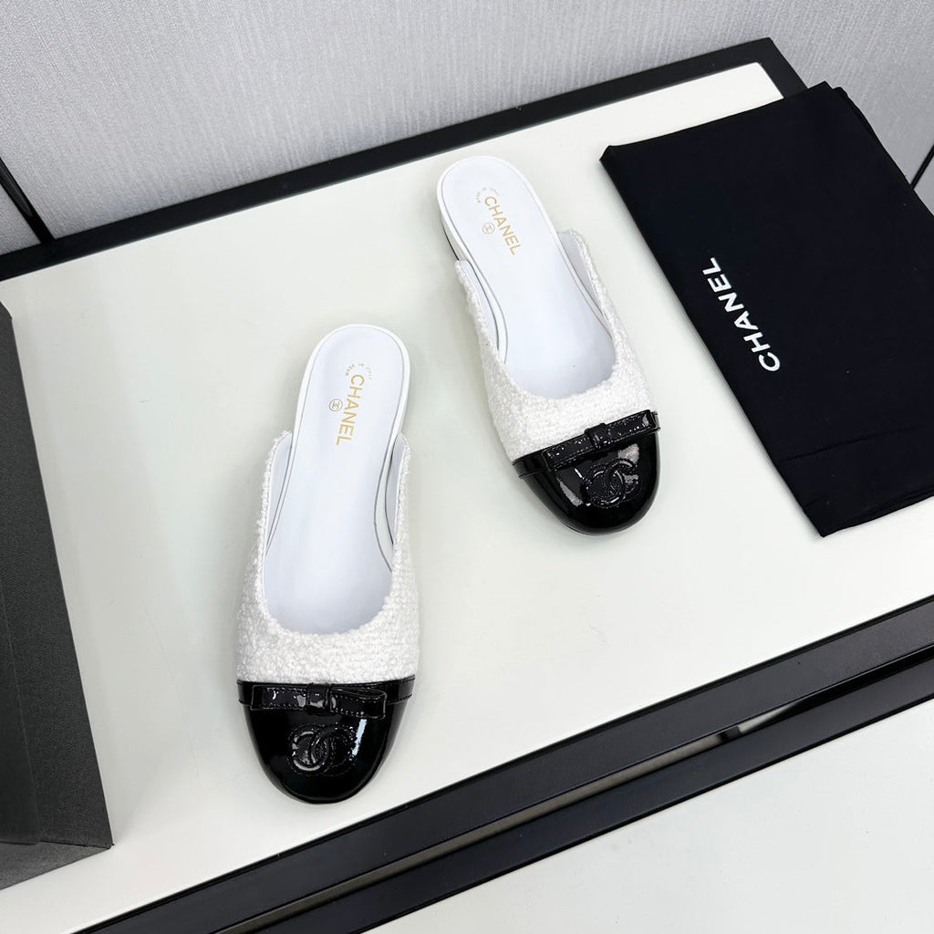 CHANEL BOW MULE IN WHITE FUR AND BLACK CALFSKIN